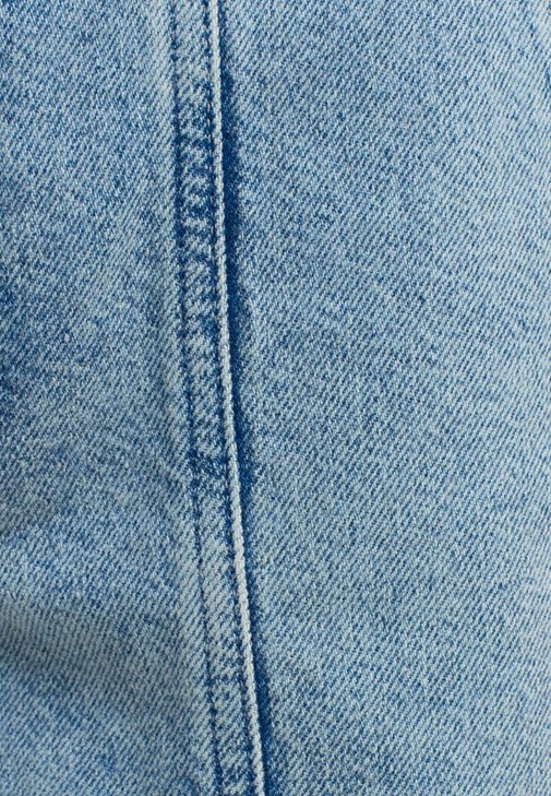 Straight-Fit Denim Pantolon ve Topuklu Terlik Kombini