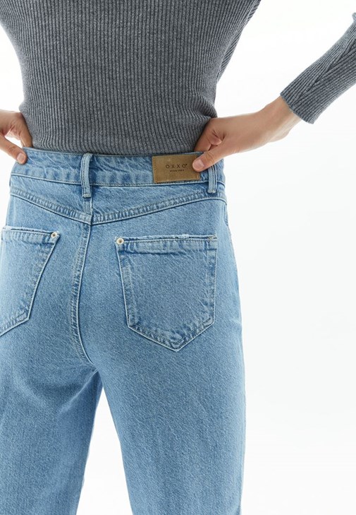 Kürk Yakalı Crop Hırka ve Mom-Fit Denim Pantolon Kombini