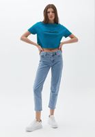 Crop Tişört ve Cigarette-Fit Pantolon Kombini