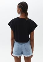 Bayan Siyah Yaka Detaylı Crop Tişört