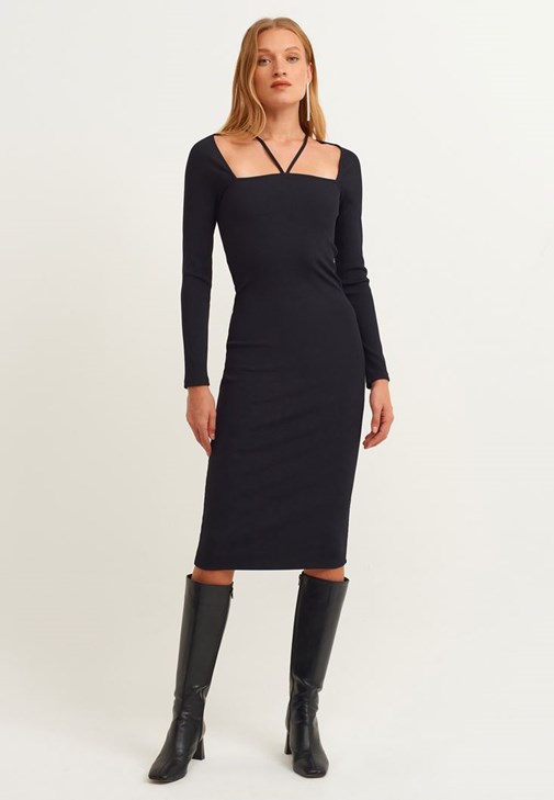 Siyah Midi Elbise ve Vegan Deri Uzun Çizme Kombini