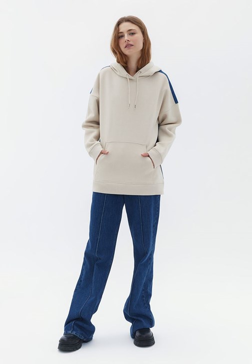 Denim Detaylı Sweatshirt ve Pantolon Kombini