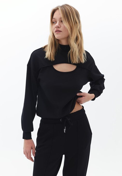 Cut-Out Detaylı Sweatshirt ve Yüksek Bel Pantolon Kombini