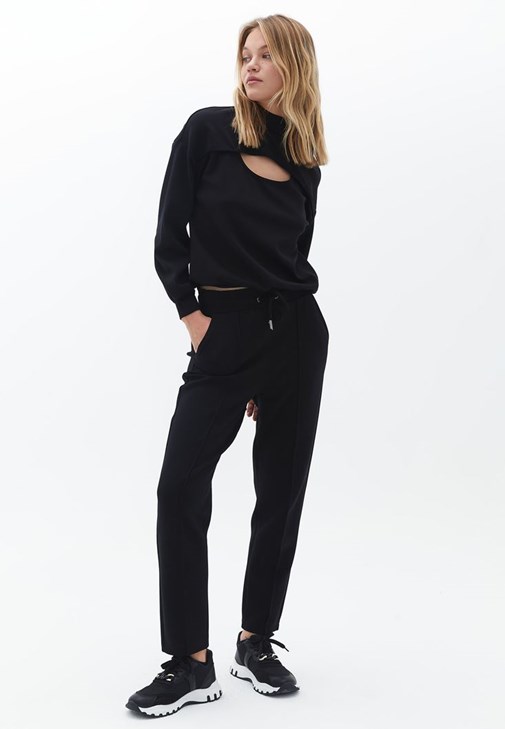 Cut-Out Detaylı Sweatshirt ve Yüksek Bel Pantolon Kombini