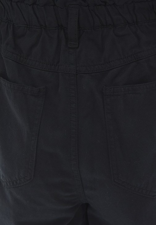 Baggy-Fit Pantolon ve Çizgili Tişört Kombini