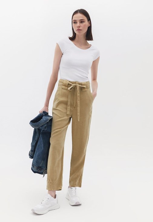 Basic Tişört ve Baggy-Fit Pantolon Kombini