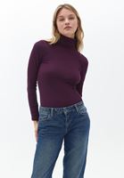 Tişört ve Mom-Fİt Pantolon Kombini