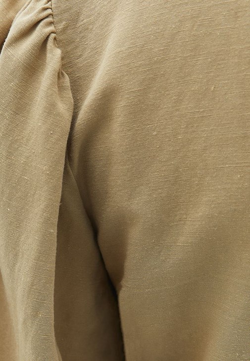 Crop Bluz ve Keten Karışımlı Pantolon Kombini