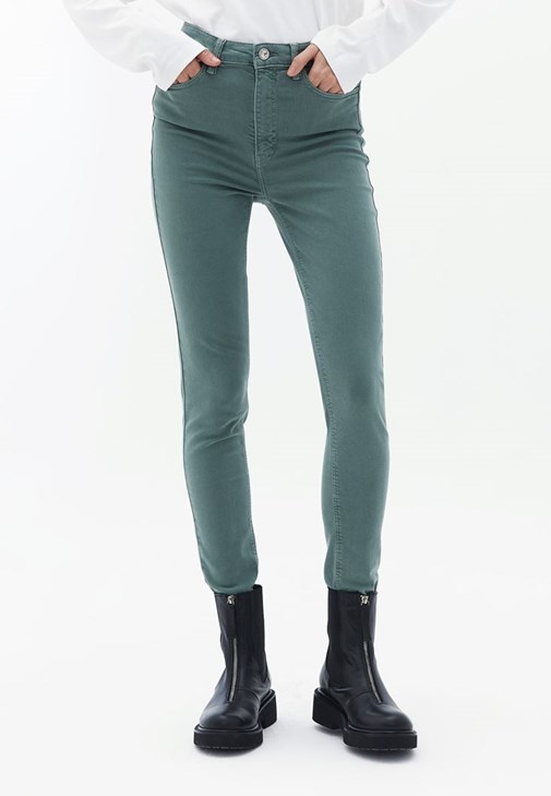 Skinny-Fit Pantolon ve Oversize Tişört Kombini