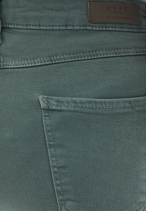 Skinny-Fit Pantolon ve Oversize Tişört Kombini
