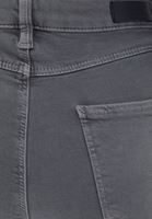 Skinny-Fit Pantolon ve V Yaka Tişört Kombini