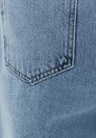 Baggy-Fit Denim Pantolon ve Crop Tişört Kombini