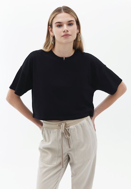 Crop Tişört ve Tencel Pantolon Kombini