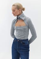 Cut-Out Detaylı Tişört ve Denim Pantolon Kombini