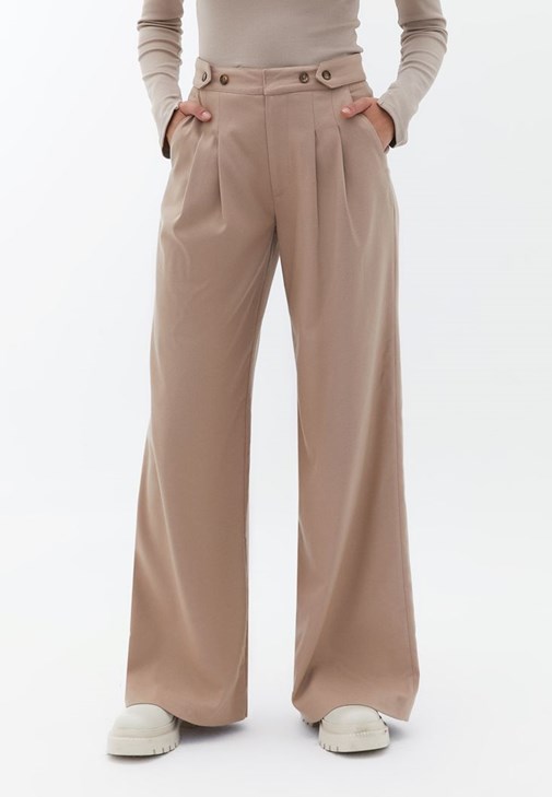 Wide-Leg Pantolon ve Uzun Kollu Tişört Kombini
