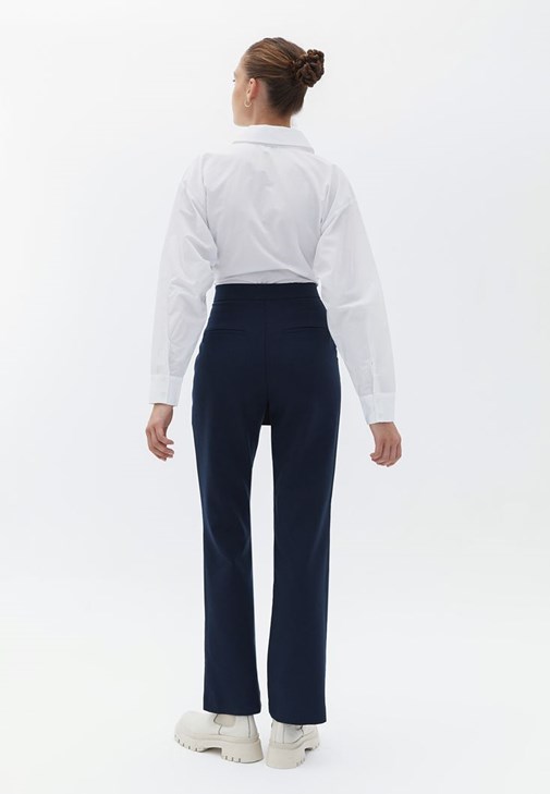 Straight-Fit Pantolon ve Gömlek Kombini