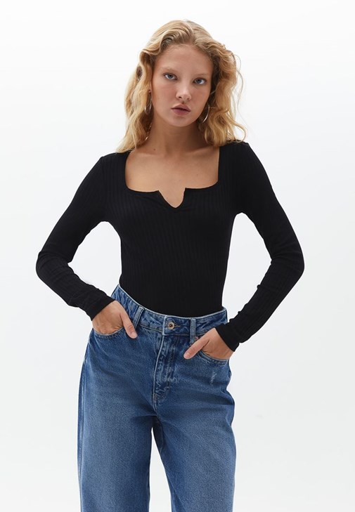 Yaka Detaylı Tişört ve Mom-Fit Pantolon	Kombini