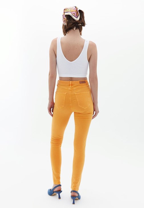 Cut-Out Detaylı Tişört ve Skinny-Fit Pantolon Kombini