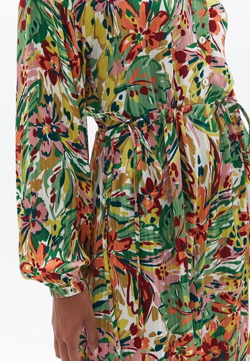 Loose-Fit Elbise ve Çizme Kombini