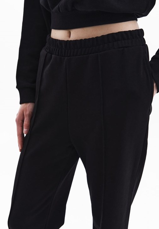 Yüksek Bel Jogger Pantolon ve Crop Sweatshirt Kombini