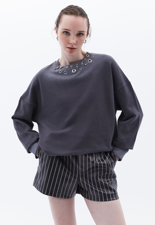 Oversize Sweatshirt ve Deri Şort Kombini