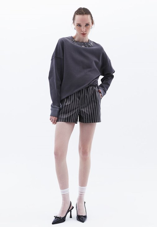 Oversize Sweatshirt ve Deri Şort Kombini