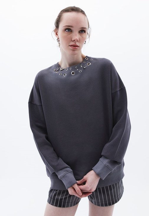 Oversize Sweatshirt ve Deri Şort Kombini