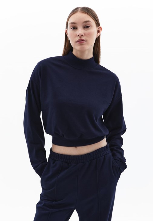 Dik Yaka Crop Sweatshirt ve Pantolon Kombini