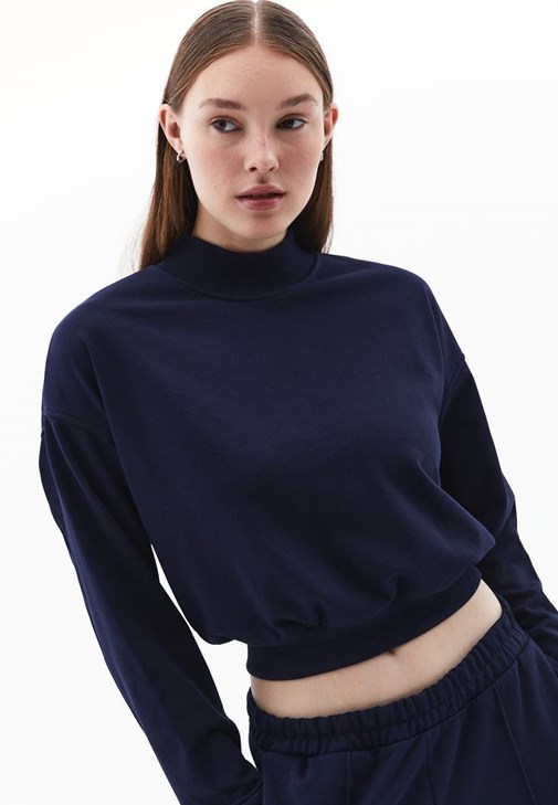 Dik Yaka Crop Sweatshirt ve Pantolon Kombini