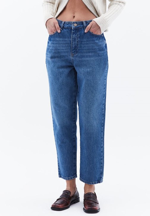 Mom-Fit Denim Pantolon ve Atlet Kombini