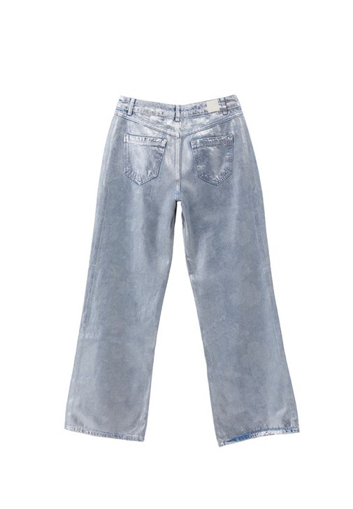 Denim Pantolon ve Saten Bluz Kombini