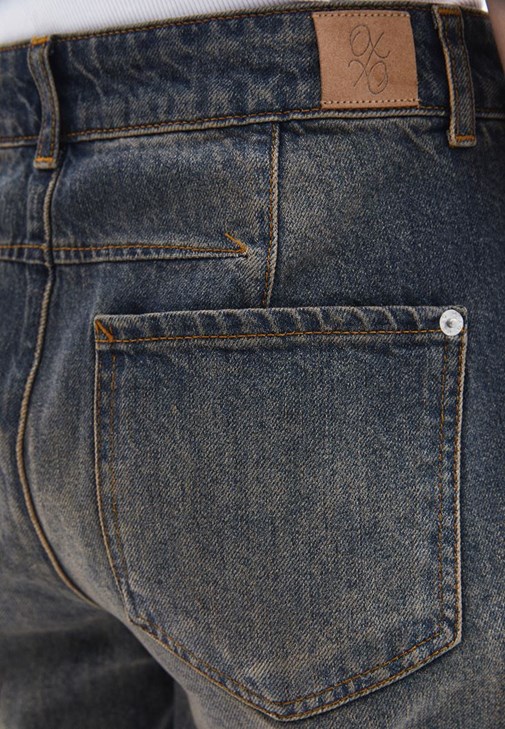 Barrel-Fit Denim Pantolon ve Atlet Kombini