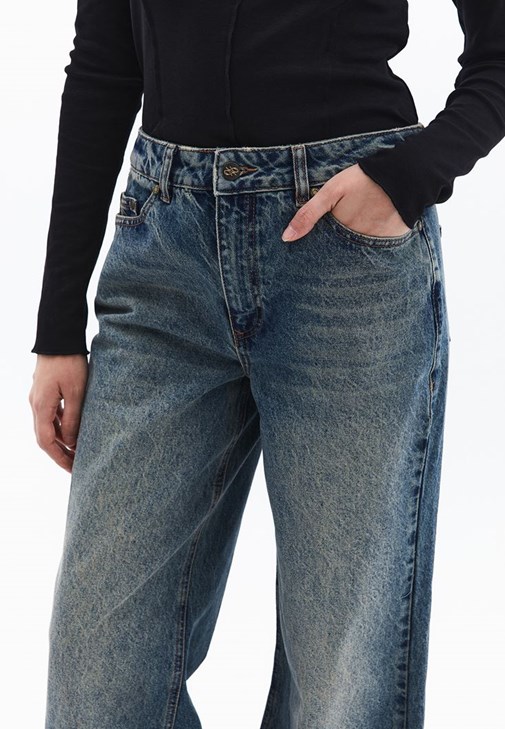 Wide-Leg Denim Pantolon ve Tişört Kombini