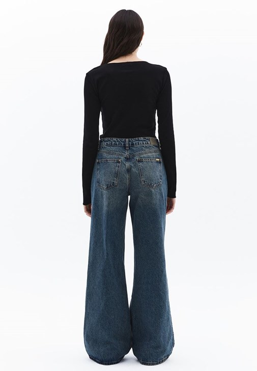 Wide-Leg Denim Pantolon ve Tişört Kombini