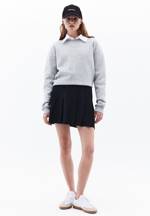 Pileli Etek ve Oversize Sweatshirt Kombini