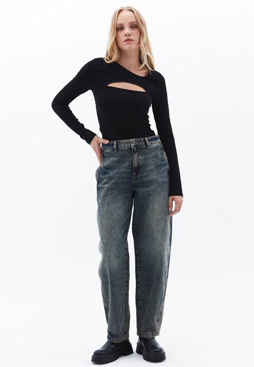 Cut-Out Detaylı Tişört ve Bootcut Pantolon Kombini