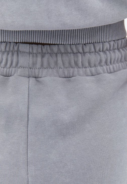 Sweat Pantolon ve Sıfır Yaka Sweatshirt Kombini