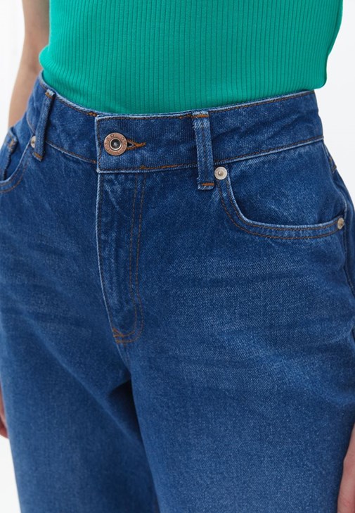 Orta Bel Denim Pantolon ve Tişört Kombini