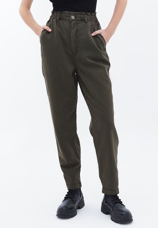 Ultra Yüksek Bel Baggy-Fit Pantolon ve Tişört Kombini