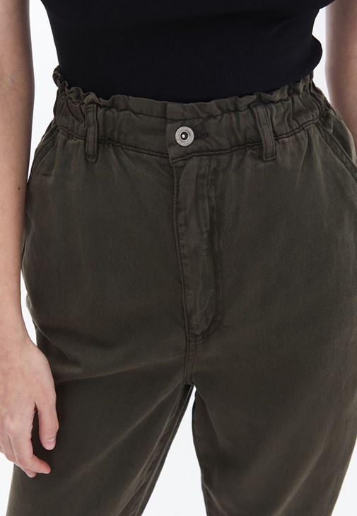 Ultra Yüksek Bel Baggy-Fit Pantolon ve Tişört Kombini
