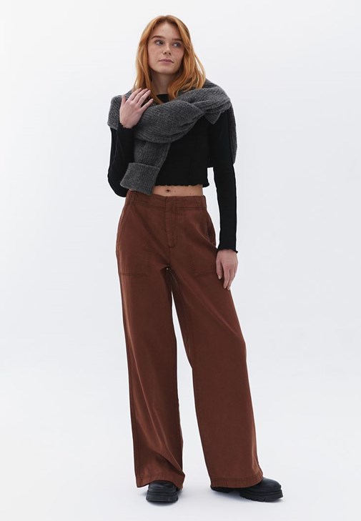 Orta Bel Wide-Leg Pantolon ve Crop Tişört Kombini
