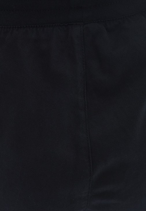 Jogger Pantolon ve Sıfır Yaka Tişört Kombini