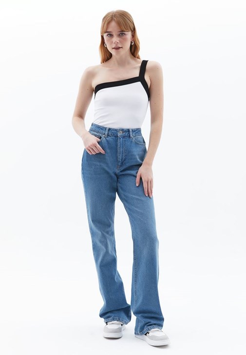 Askılı Atlet ve Wide-Leg Denim Pantolon Kombini