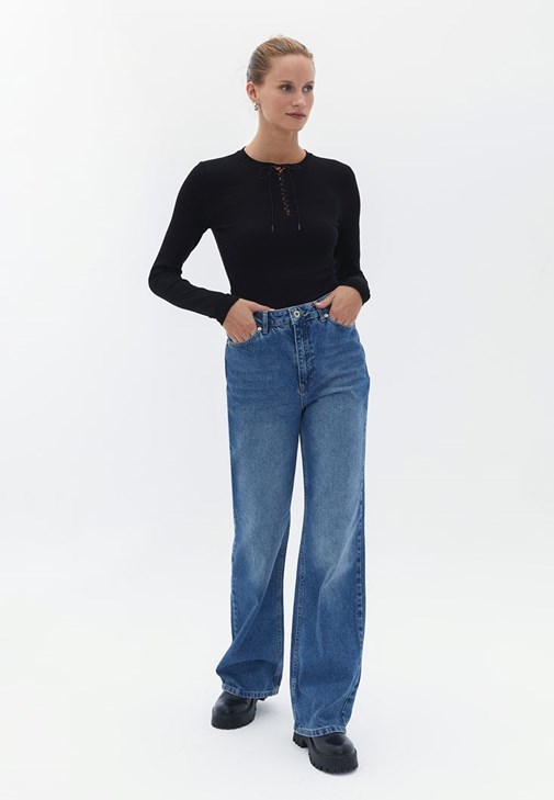Bağlama Detaylı Tişört ve Denim Pantolon Kombini