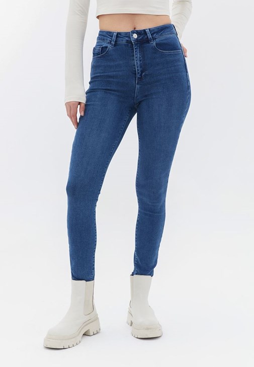 Skinny-Fit Pantolon ve Crop Tişört Kombini