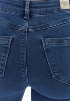 Skinny-Fit Pantolon ve Crop Tişört Kombini