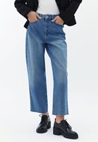Barrel-Fit Pantolon ve Uzun Kollu Tişört Kombini