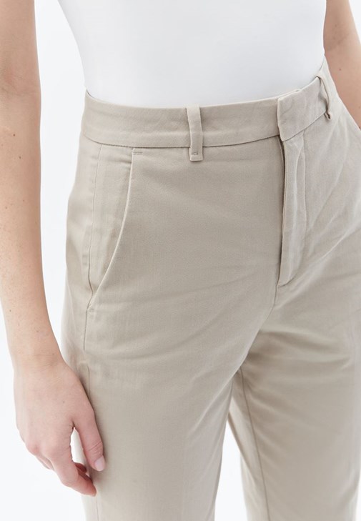 Straight-Fit Pantolon ve Pamuklu Tişört Kombini