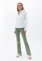 Slim-Fit Gömlek ve Yüksek Bel Pantolon Kombini
