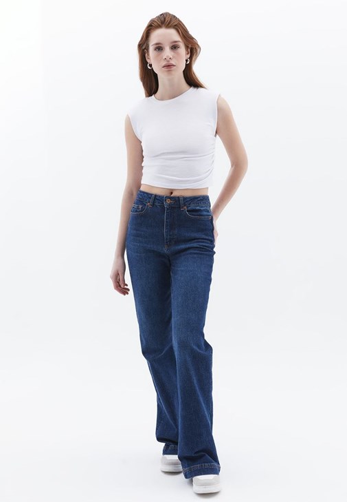 Sıfır Yaka Crop Tişört ve Denim Pantolon Kombini